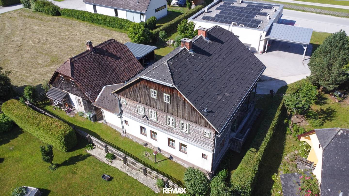 Sanierungsbedürftiges Mehrfamilienhaus mit Carport und Nebengebäude