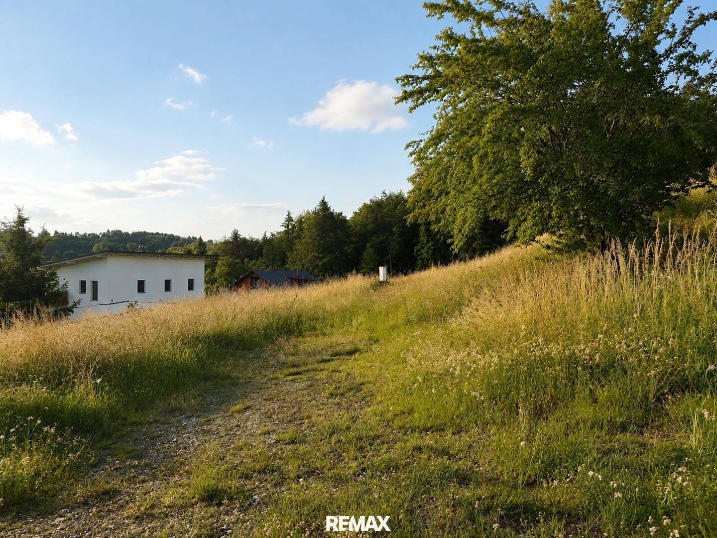 Sonniges Baugrundstück mit Blick ins Grüne