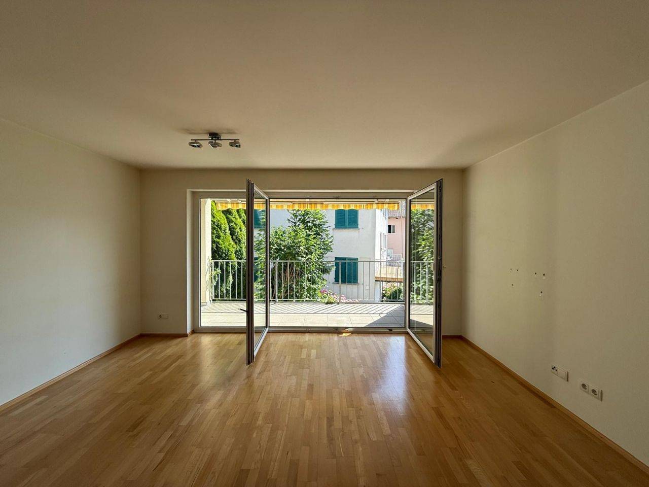 Bright apartment with balcony in central location