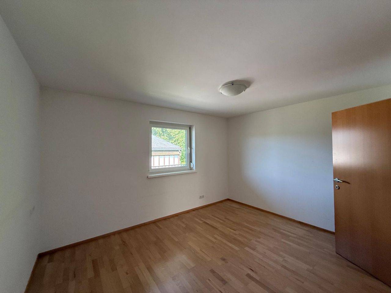 Bright apartment with balcony in central location