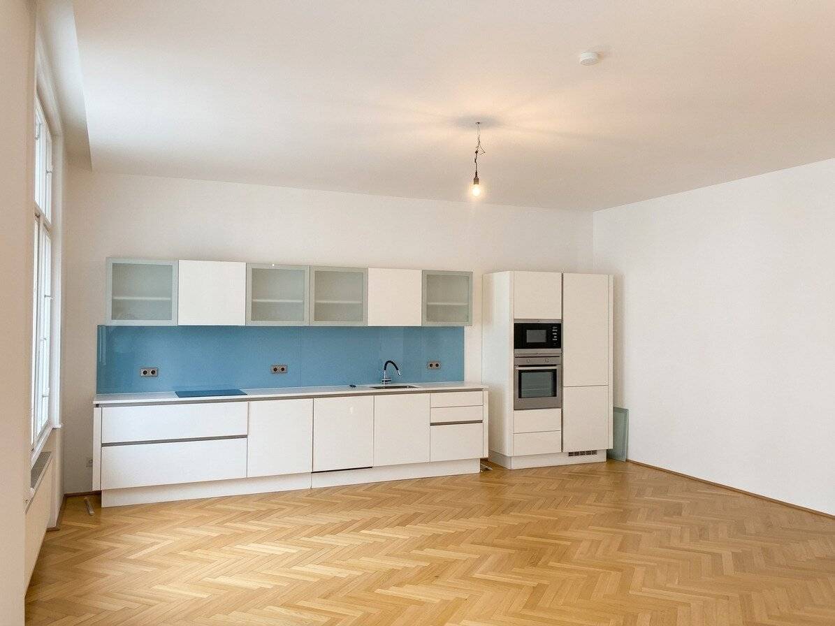 Lichtdurchflutete Altbauwohnung mit Balkon im Brillantengrund