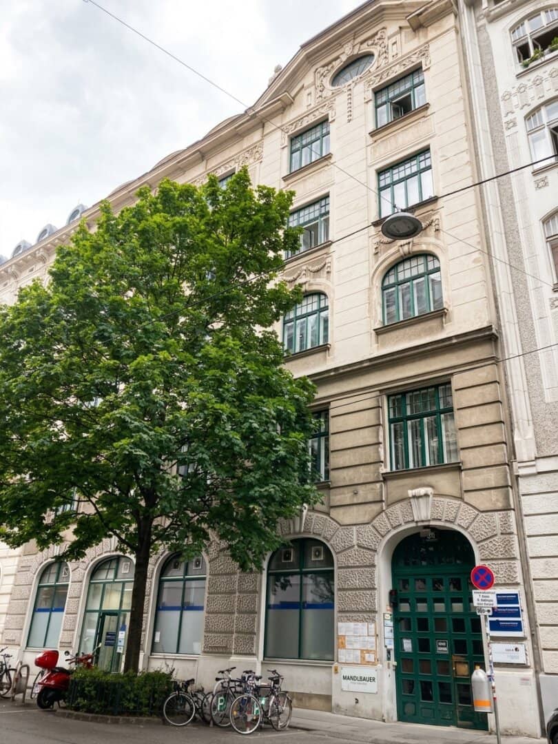 Lichtdurchflutete Altbauwohnung mit Balkon im Brillantengrund