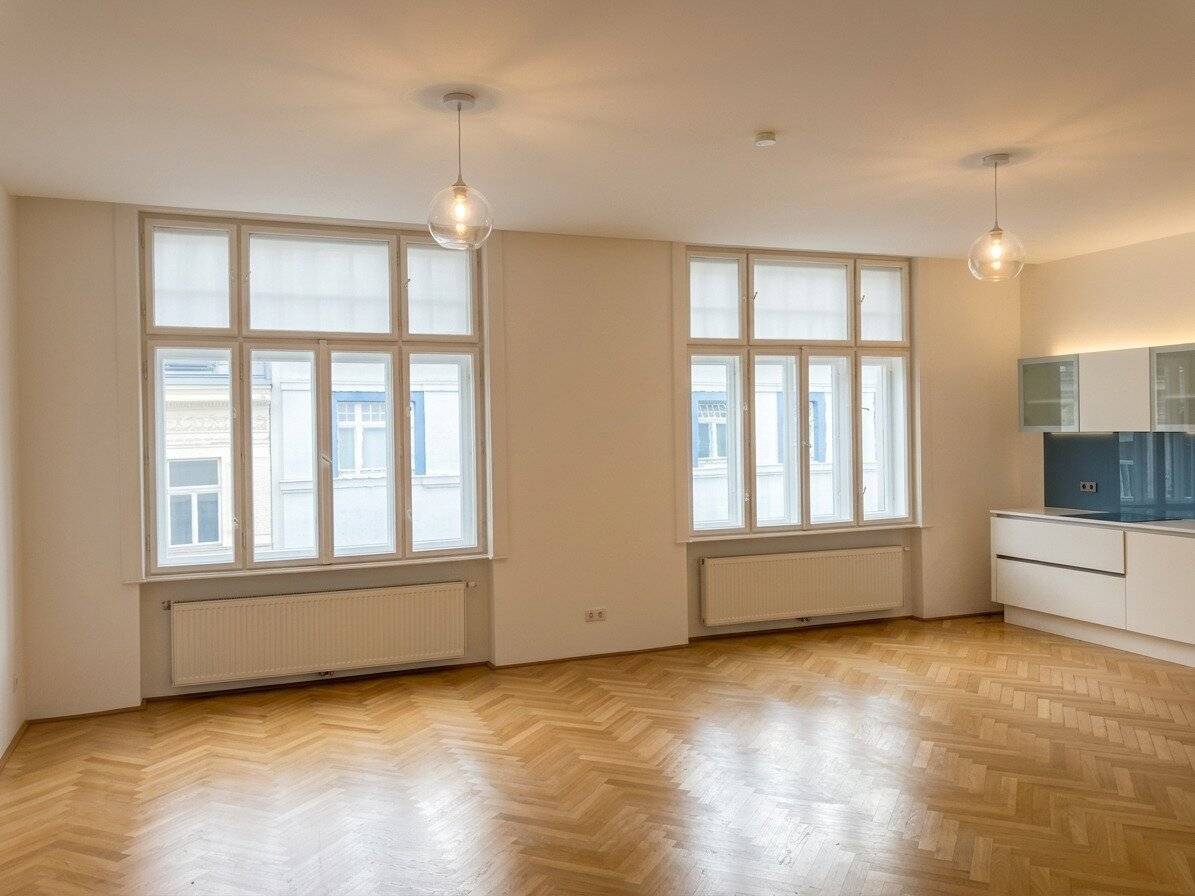 Lichtdurchflutete Altbauwohnung mit Balkon im Brillantengrund