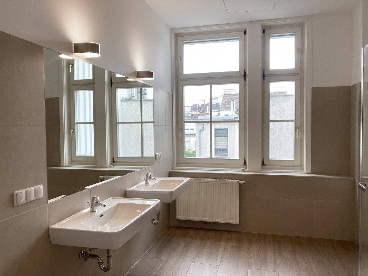 Lichtdurchflutete Altbauwohnung mit Balkon im Brillantengrund