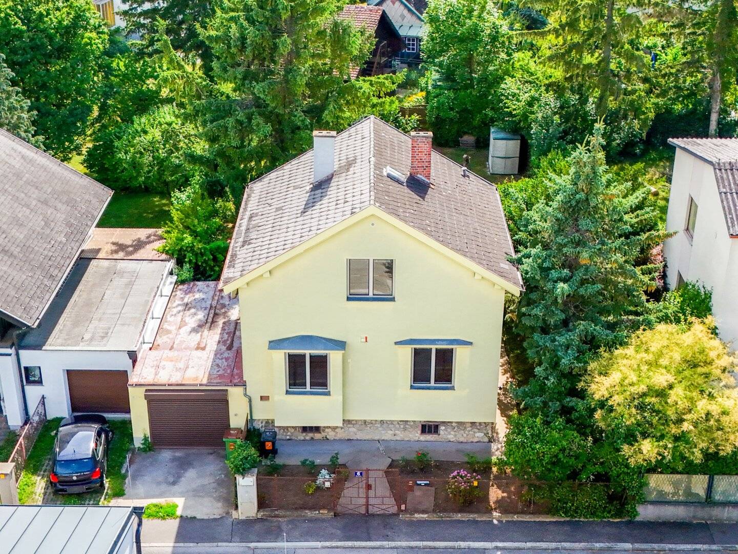Single family house with garden and garage in quiet location