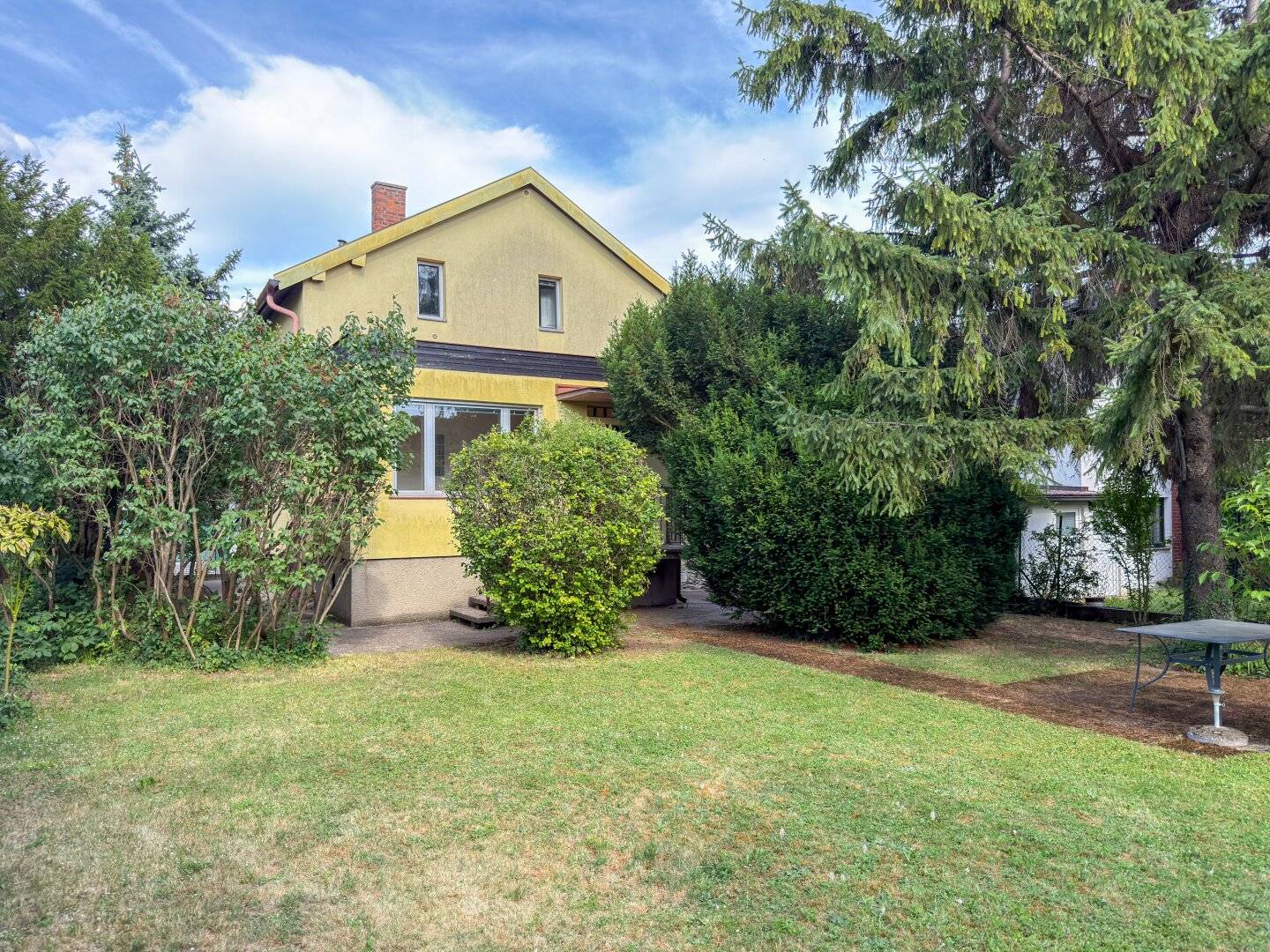 Single family house with garden and garage in quiet location
