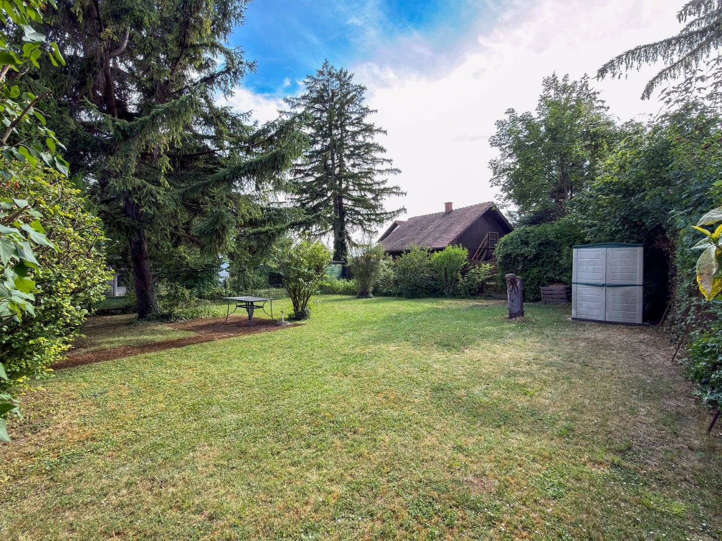 Single family house with garden and garage in quiet location
