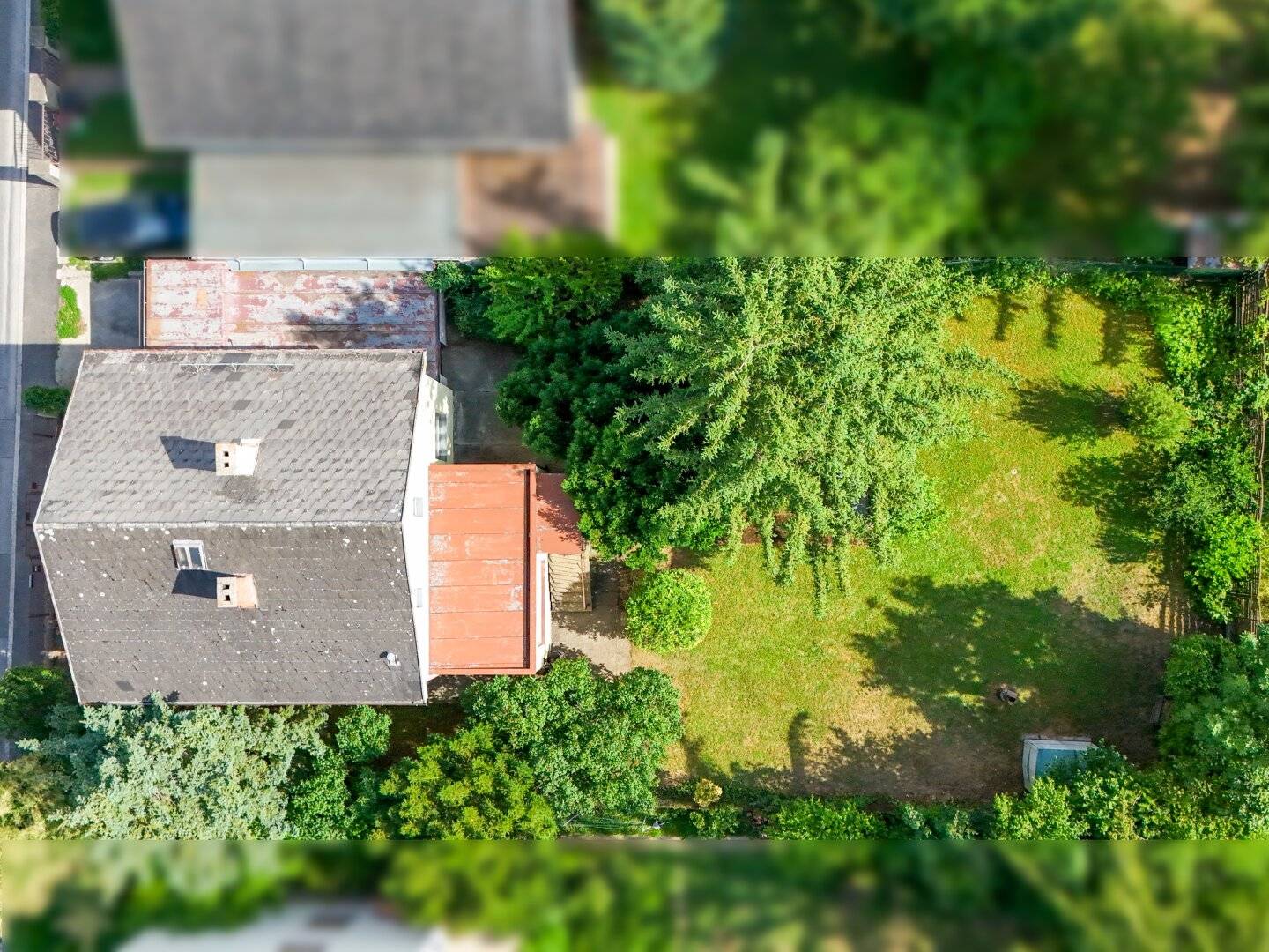 Single family house with garden and garage in quiet location