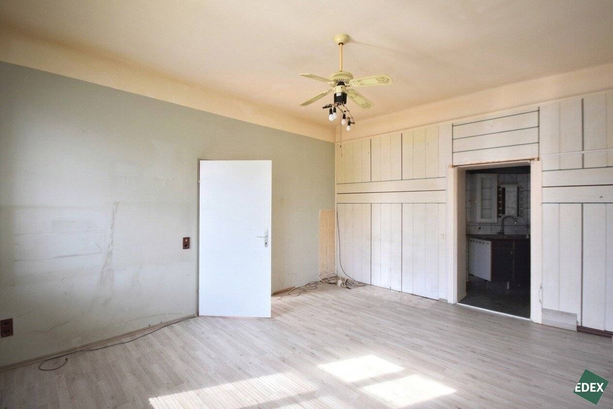 Altbau apartment in need of renovation in a quiet location