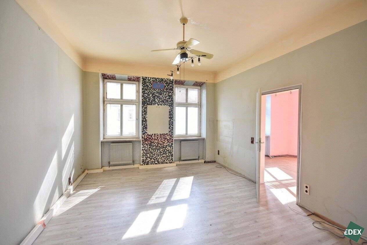Altbau apartment in need of renovation in a quiet location