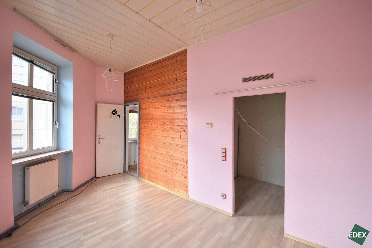 Altbau apartment in need of renovation in a quiet location