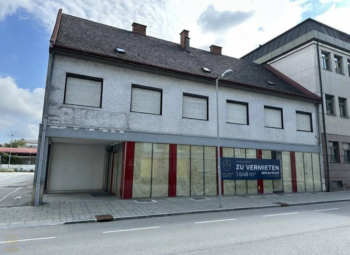 Barrier-free retail premises with spacious sales area right by the station