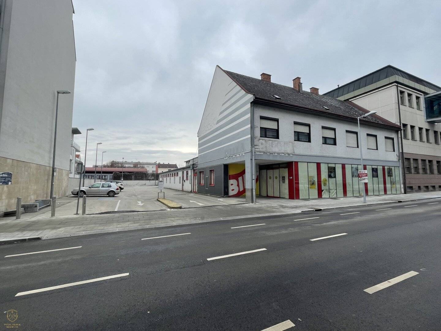 Barrier-free retail premises with spacious sales area right by the station