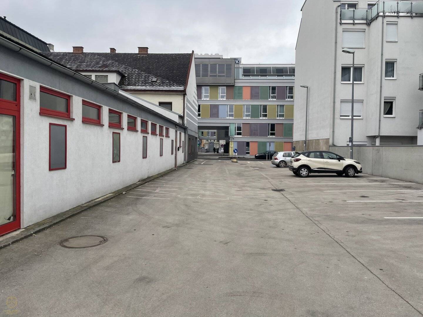 Barrier-free retail premises with spacious sales area right by the station