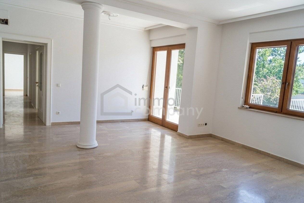 Großzügige Villa mit Garten und Wellnessbereich