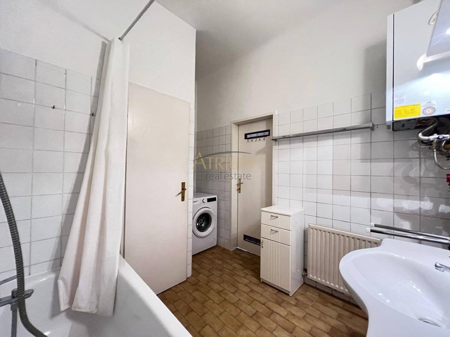 Bright Altbau apartment with parquet and elevator in Margareten