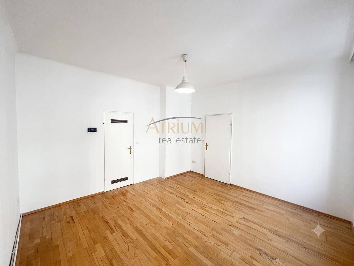 Bright Altbau apartment with parquet and elevator in Margareten