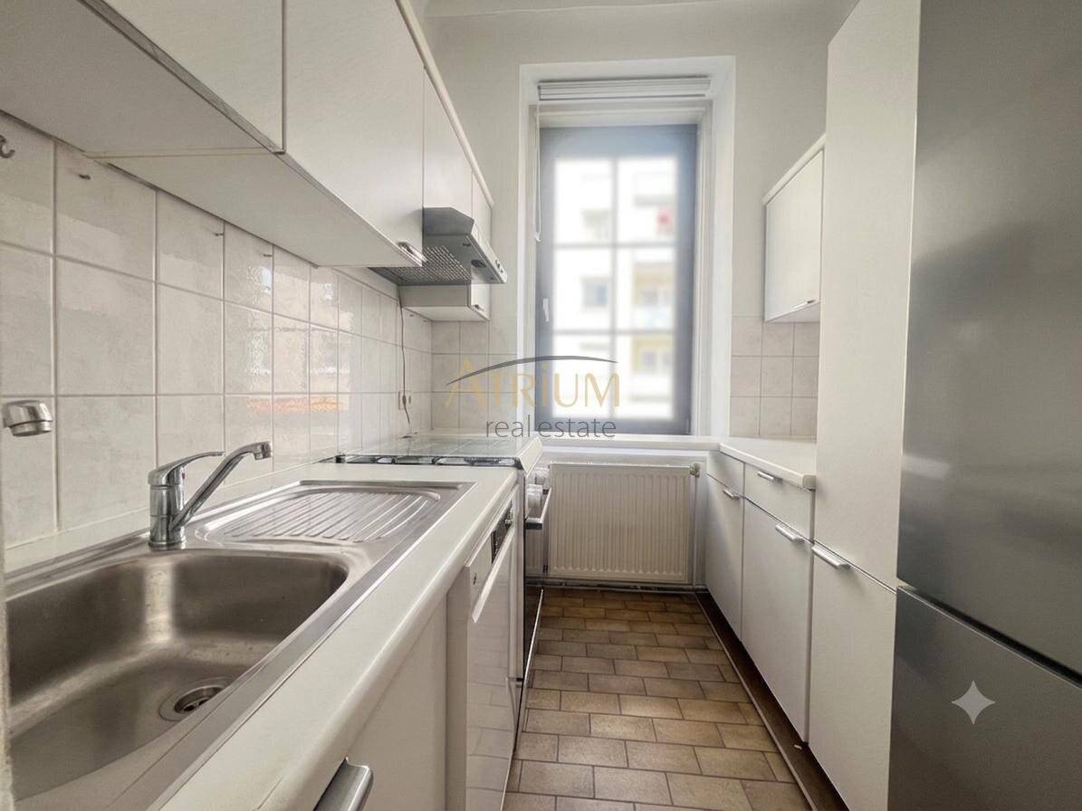 Bright Altbau apartment with parquet and elevator in Margareten