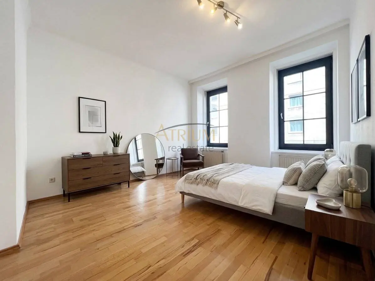 Bright Altbau apartment with parquet and elevator in Margareten