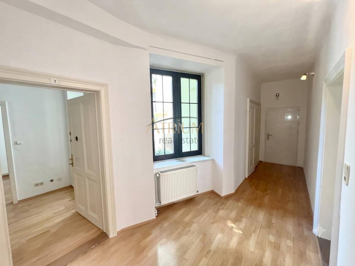 Bright Altbau apartment with parquet and elevator in Margareten