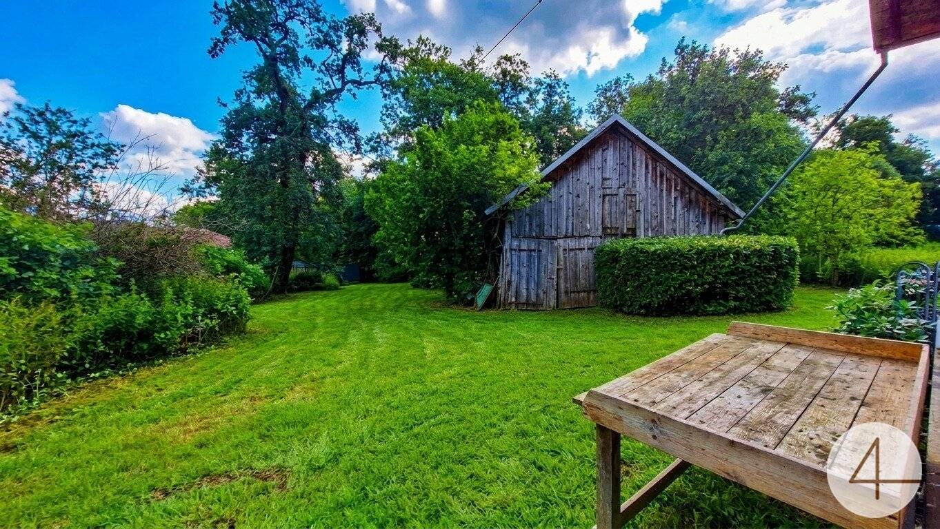 Baugrund am Bach mit Altbestand