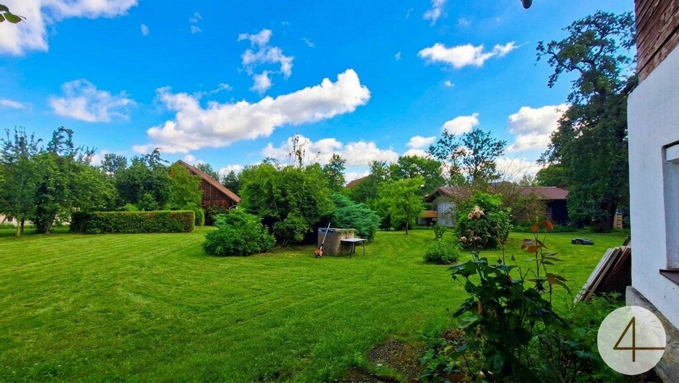 Baugrund am Bach mit Altbestand