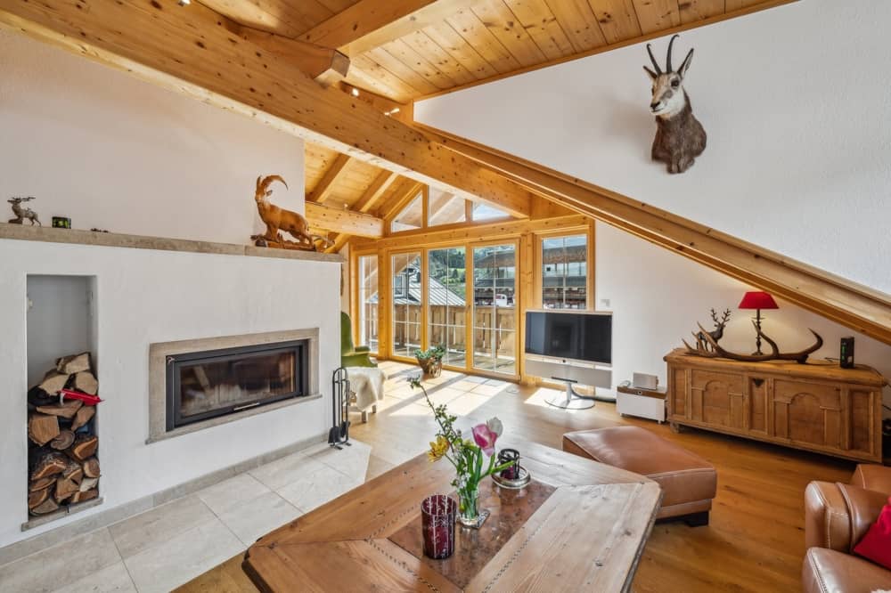 Lichtdurchflutete Dachgeschosswohnung mit Kamin und Aufzug