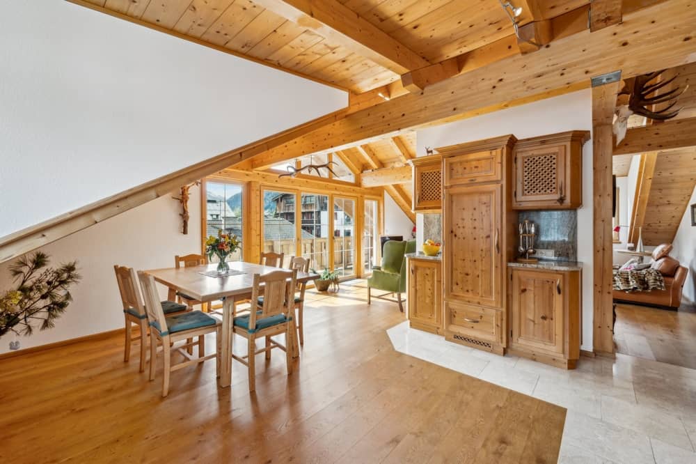 Lichtdurchflutete Dachgeschosswohnung mit Kamin und Aufzug