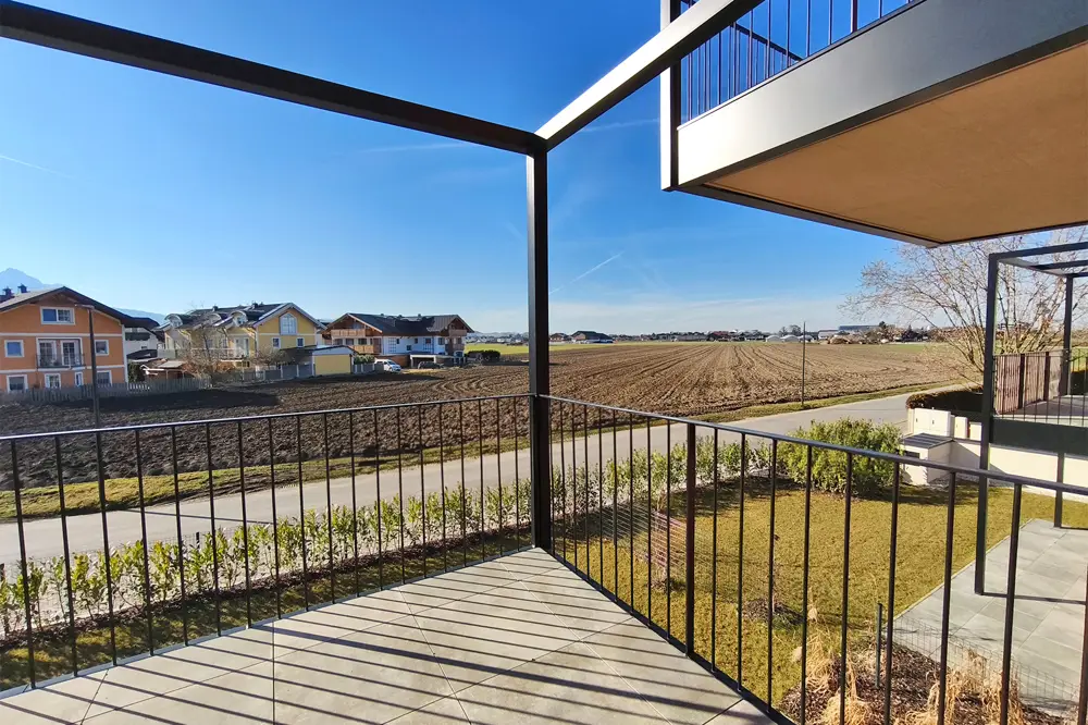 Bright Maisonette Apartment with Balcony and Elevator