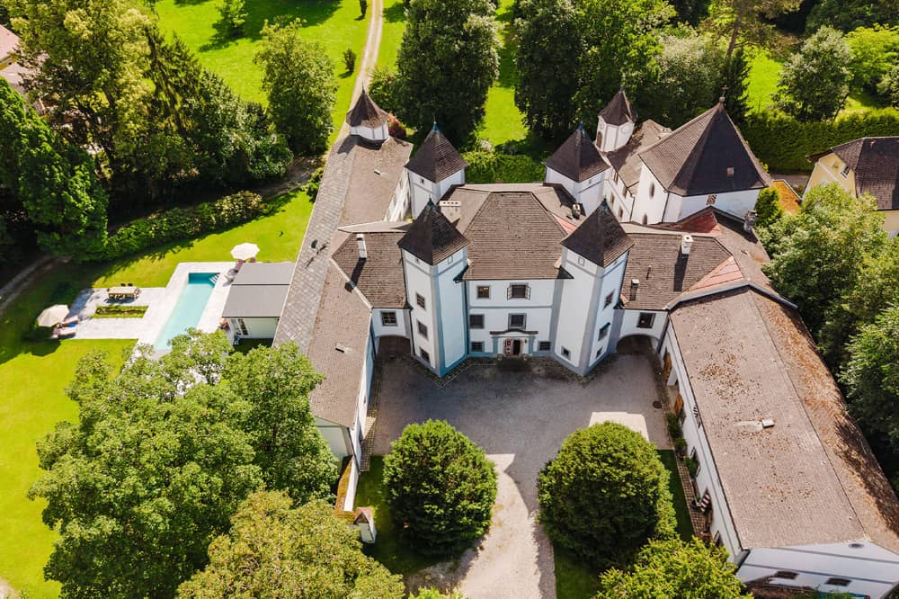 Historisches Schloss mit Pool und Parkanlage
