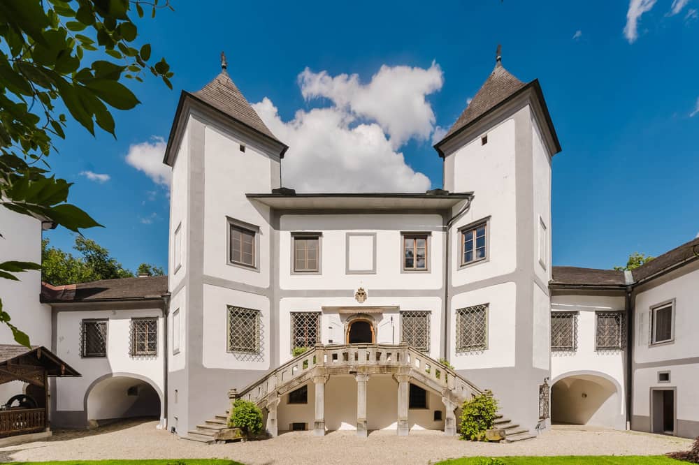 Historisches Schloss mit Pool und Parkanlage