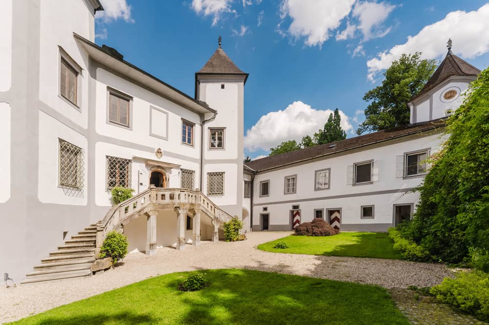 Historisches Schloss mit Pool und Parkanlage