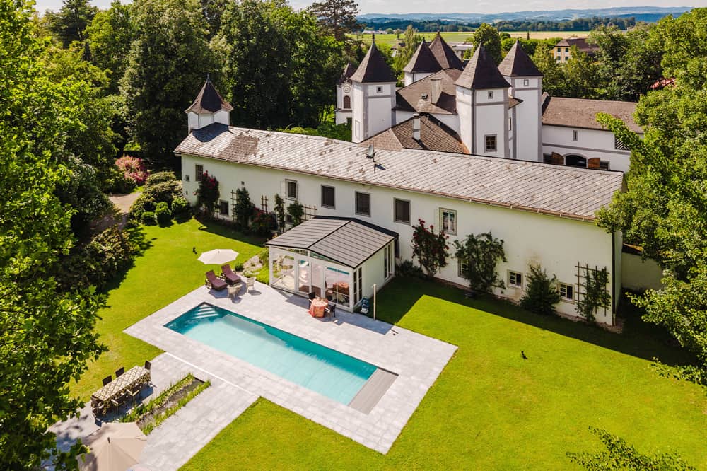 Historisches Schloss mit Pool und Parkanlage