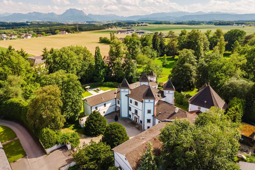 Historisches Schloss mit Pool und Parkanlage
