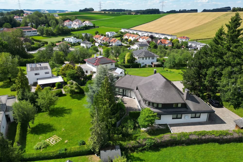 Großzügige Villa mit Garten Sauna und Pool in Hanglage