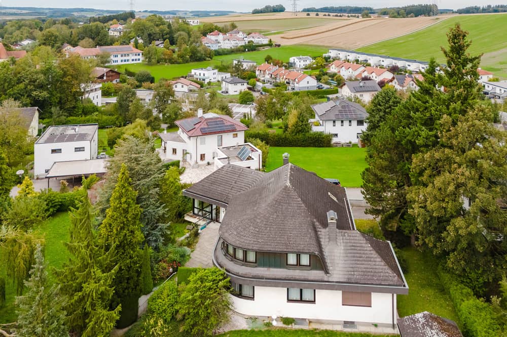 Großzügige Villa mit Garten Sauna und Pool in Hanglage