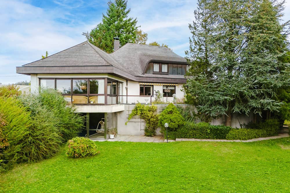 Großzügige Villa mit Garten Sauna und Pool in Hanglage