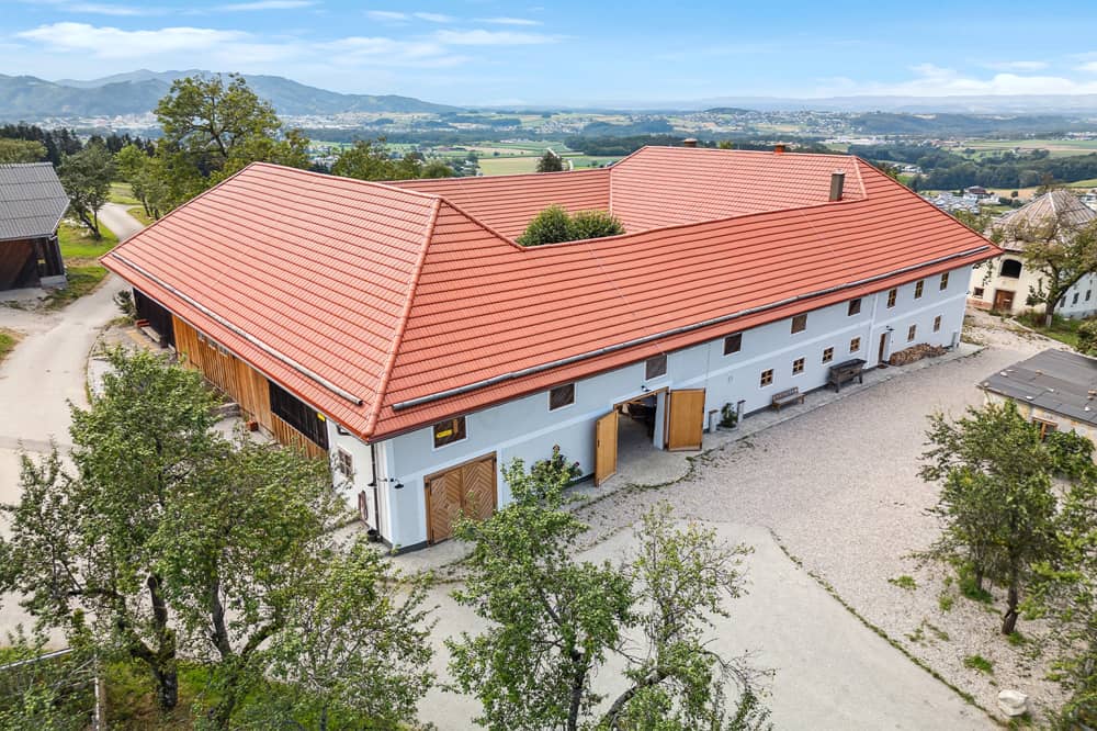 Four-sided farmstead with horse stables and sun terrace