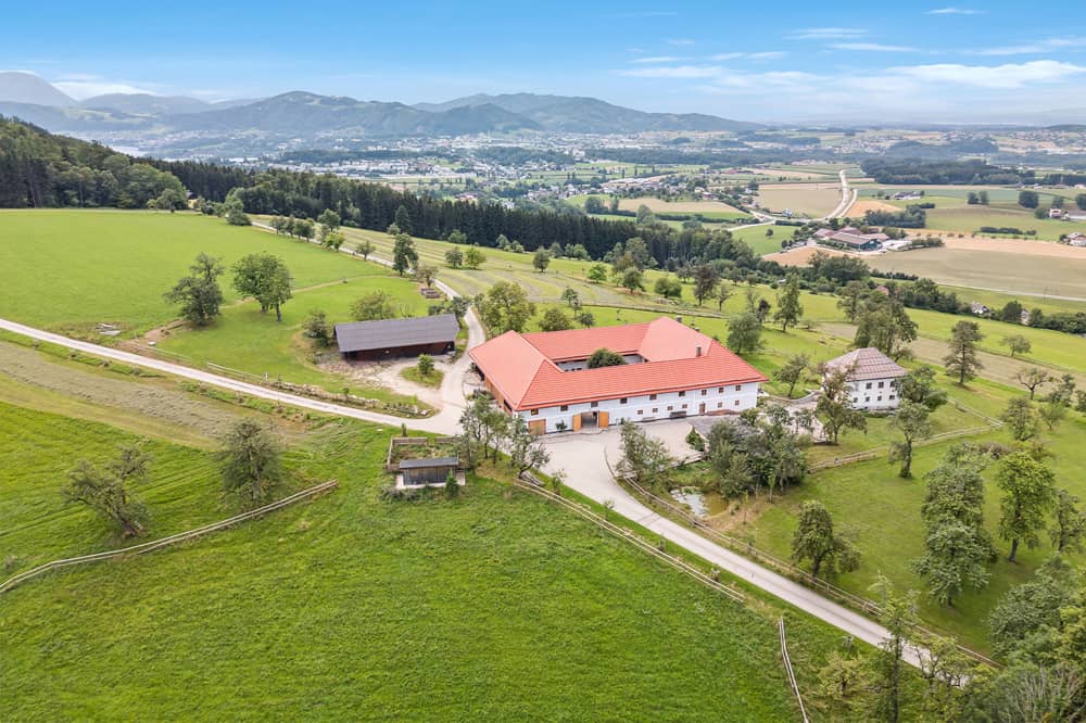 Four-sided farmstead with horse stables and sun terrace