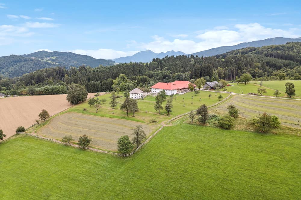 Four-sided farmstead with horse stables and sun terrace