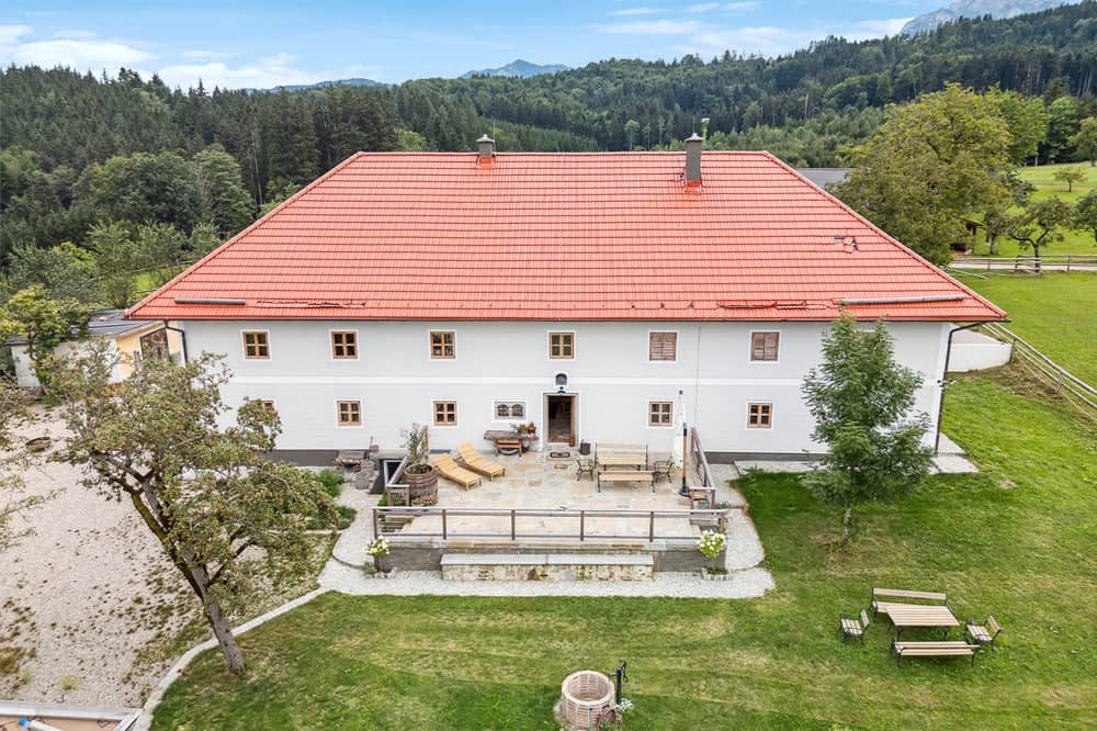 Four-sided farmstead with horse stables and sun terrace