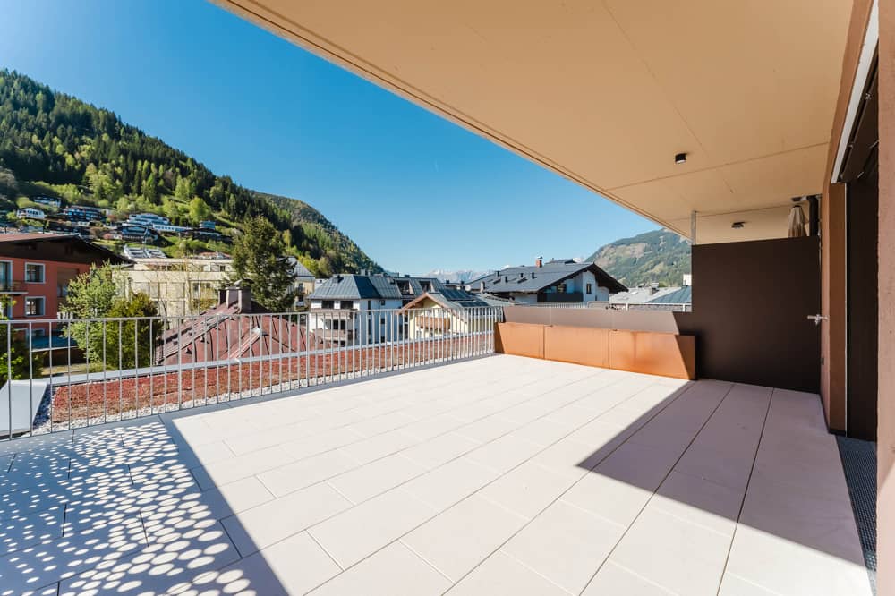 Penthouse with Rooftop Terrace and Mountain View