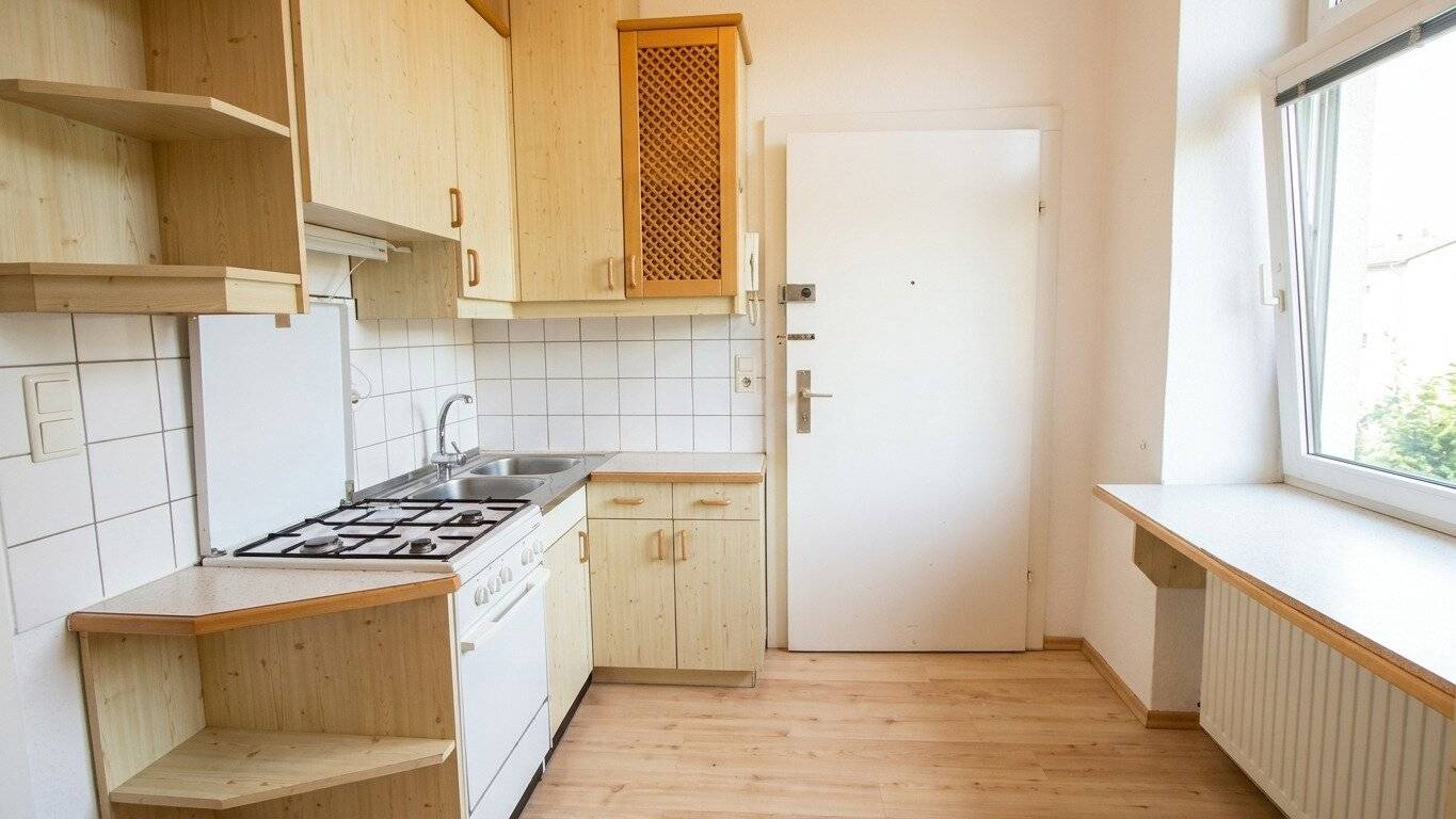 Praktische Altbauwohnung mit Einbauküche und guter Verkehrsanbindung