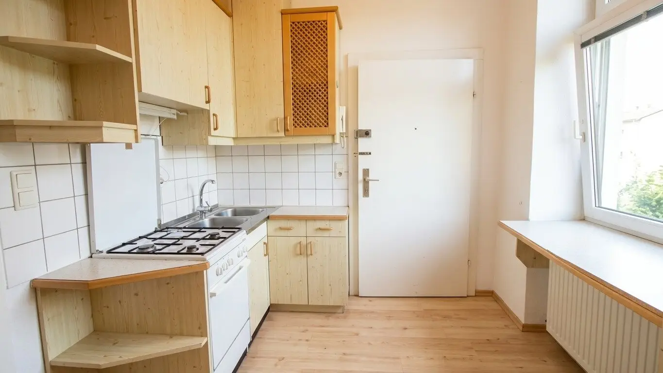 Practical Altbau apartment with fitted kitchen and excellent transport links