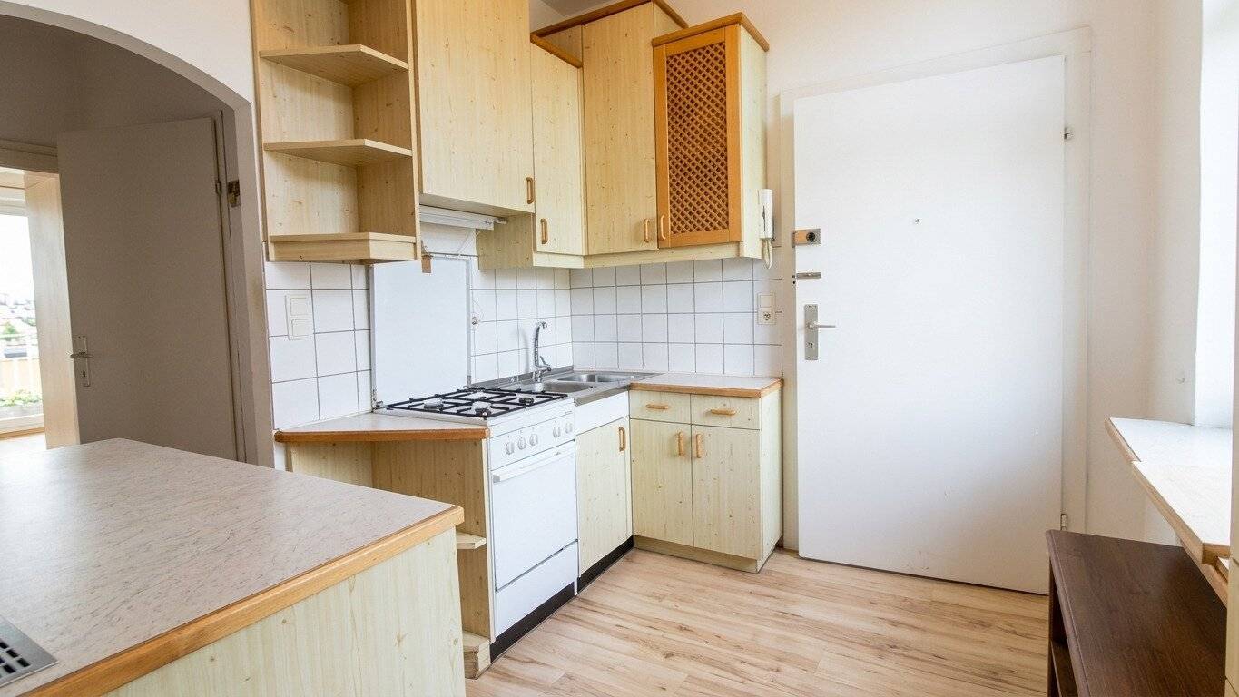 Praktische Altbauwohnung mit Einbauküche und guter Verkehrsanbindung