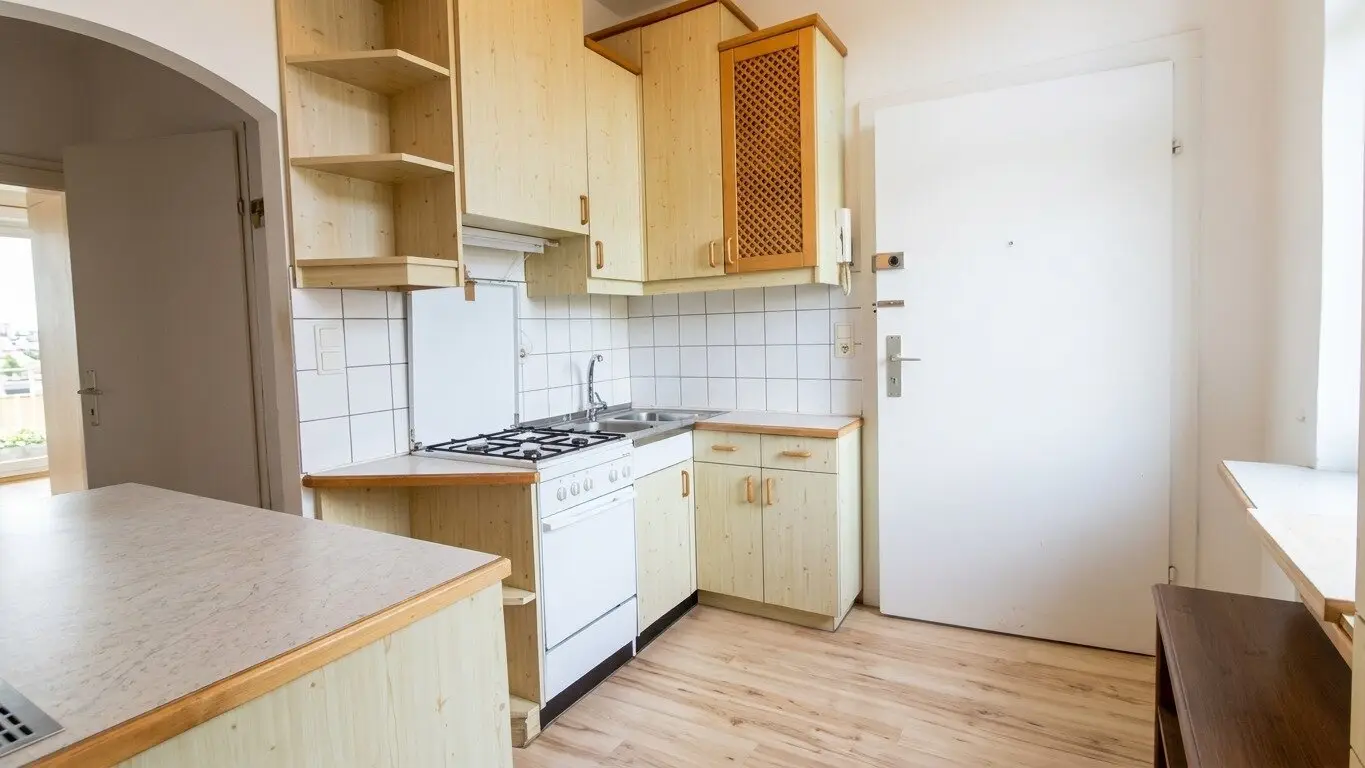 Practical Altbau apartment with fitted kitchen and excellent transport links