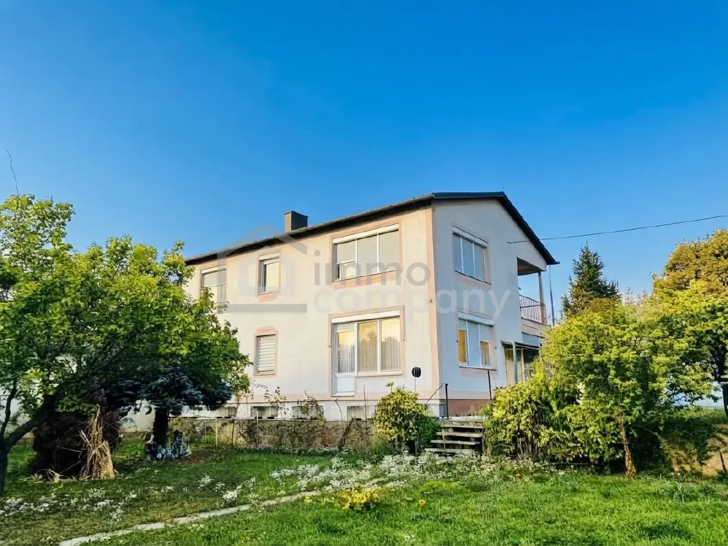 Charmantes Einfamilienhaus mit Balkon und Garagen in Gols