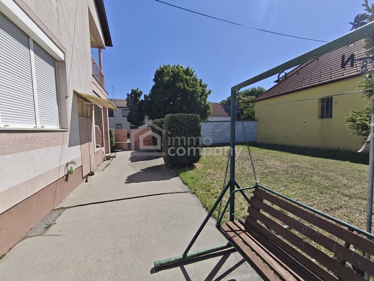 Charming singlefamily home with balcony and garages in Gols