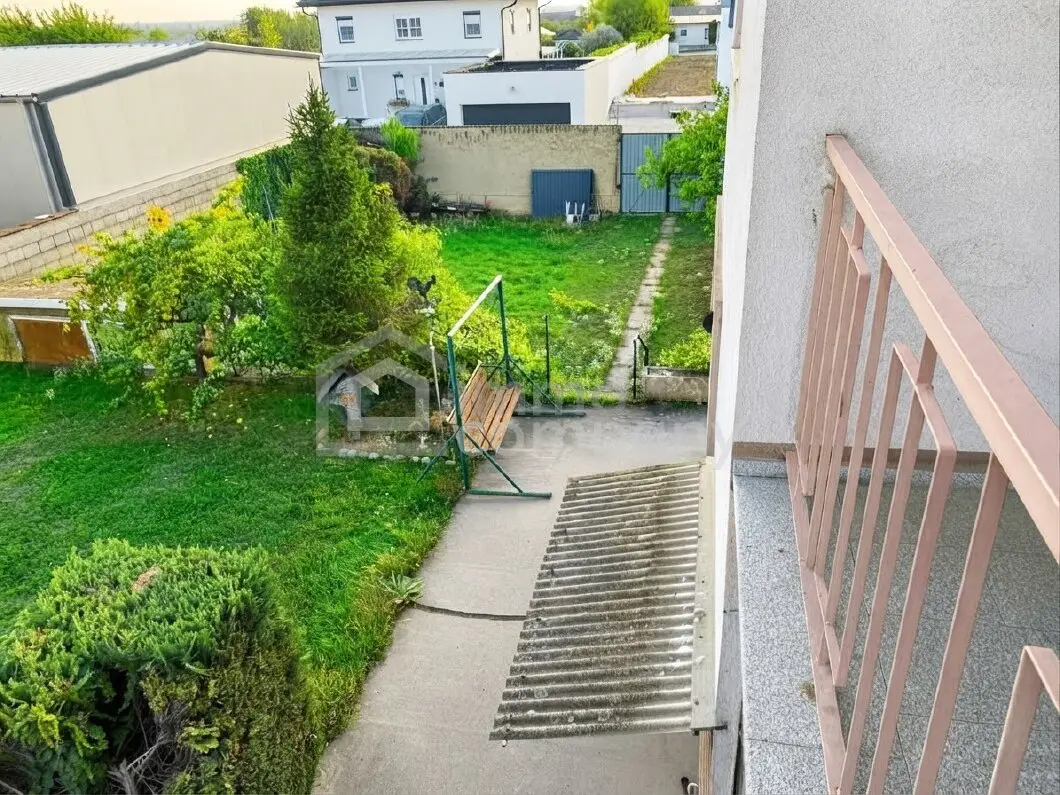 Charmantes Einfamilienhaus mit Balkon und Garagen in Gols