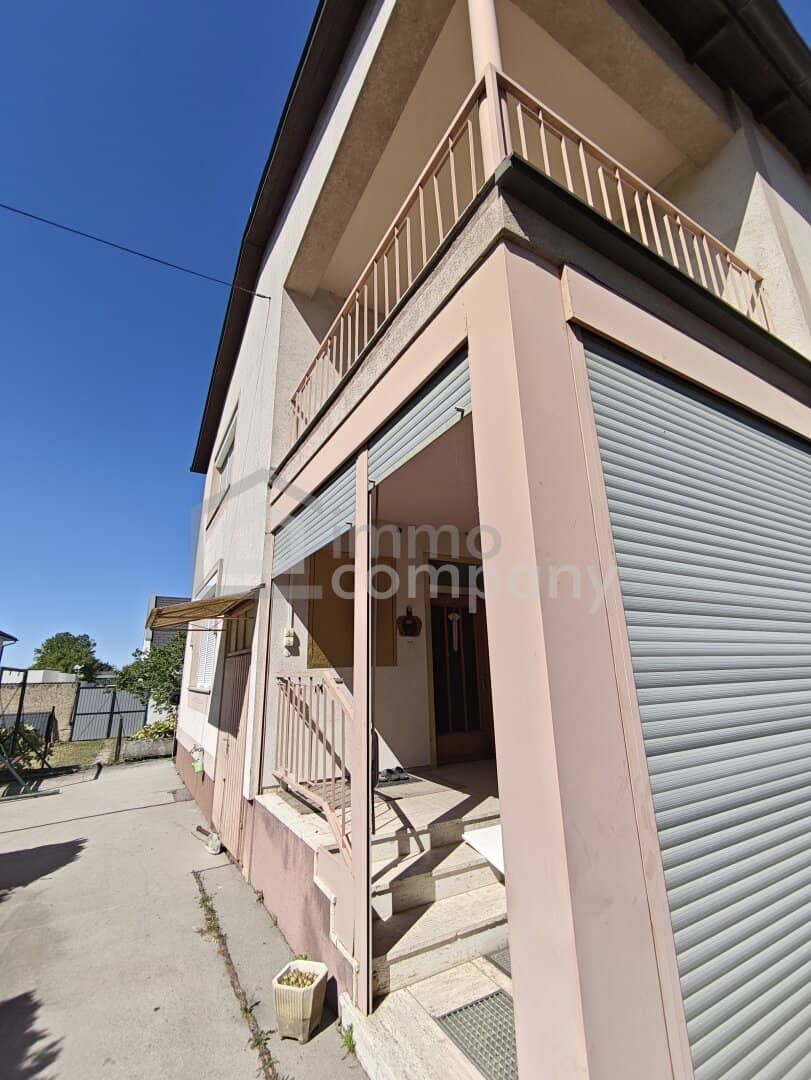 Charming singlefamily home with balcony and garages in Gols